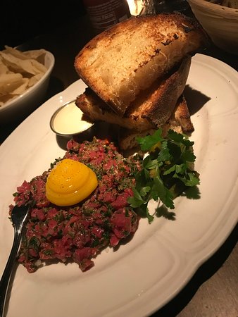 Bavette’s Bar & Boeuf signature dishes Mushroom Stroganoff
Tenderloin Steak Tartare
Grand Seafood Tower